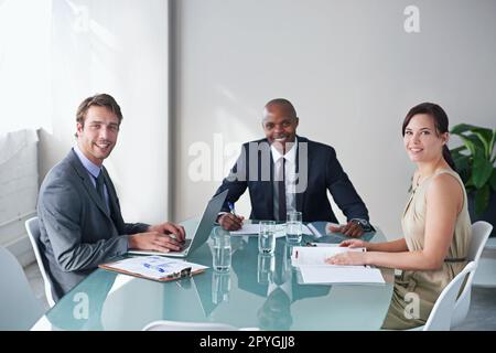 C'est une entreprise de Go getters. Portrait d'un groupe d'hommes d'affaires assis autour d'une table de conférence. Banque D'Images