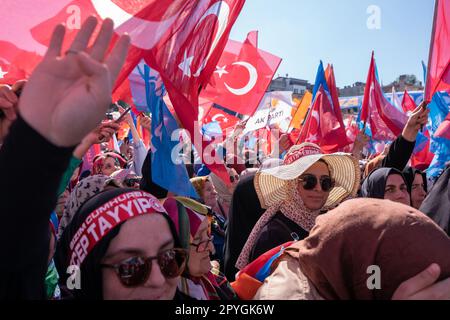 Rize, Turquie. 3th mai 2023. Les partisans du président turc Recep Tayyip Erdoğan applaudissent au chef du parti AK lors d'un rassemblement électoral dans la ville de Rize, en mer Noire, en prévision des élections présidentielles et législatives du 14 mai. Credit: Ingrid Woudwijk/Alay Live News Banque D'Images