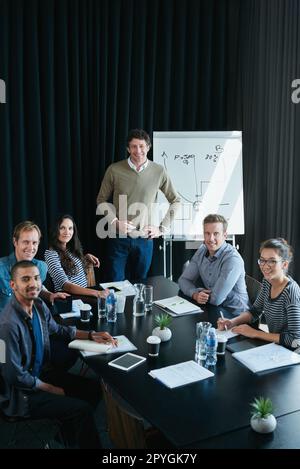 Le succès dans la fabrication. Portrait d'un groupe diversifié de professionnels dans une présentation dans une salle de conférence. Banque D'Images