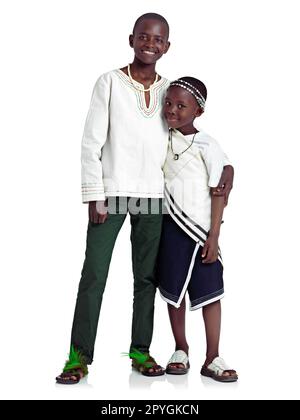 Nous pouvons toujours compter les uns sur les autres. Photo en studio de deux frères et sœurs africains affectueux sur fond blanc. Banque D'Images