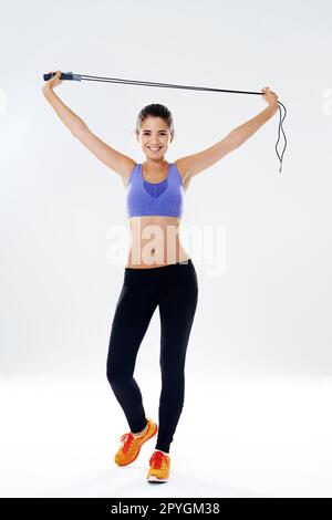 Faire de la sueur. Photo en studio d'une jeune femme attirante qui s'y forme. Banque D'Images