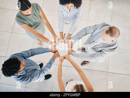 Ci-dessus, les gens d'affaires et le poing cercle de bosse dans le bureau pour le travail d'équipe, la motivation et le soutien pour le succès. Groupe corporatif, vision et team building en milieu de travail avec diversité, solidarité et mission Banque D'Images