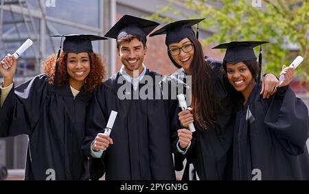 Diplômes dans la diversité. un groupe diversifié d'étudiants universitaires titulaires de leurs diplômes. Banque D'Images