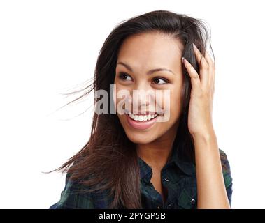 Je ne peux pas croire que cela se passe. une jeune femme attrayante avec sa main dans ses cheveux isolés sur blanc. Banque D'Images