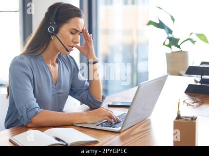 Centre d'appel, stress et femme fatiguée travaillant sur ordinateur portable avec mal de tête, burnout et consultation de dépression au bureau CRM. Femme avec le problème de santé mentale d'anxiété au bureau de télémarketing de service à la clientèle Banque D'Images