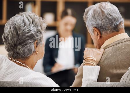 Counseling, couple senior et consultation en psychologie avec un thérapeute pour des conseils, de l'aide ou du soutien. Vue arrière, vieil homme et femme âgée parlant à un psychologue, service de thérapie et consultation de mariage Banque D'Images