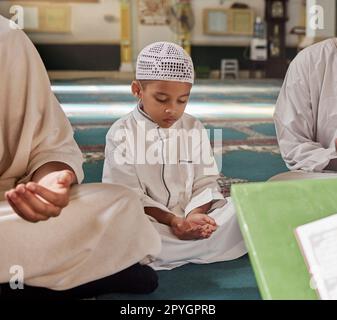 Musulmans, enfants ou hommes prière d'adorer Allah dans le temple sacré ou la mosquée avec gratitude en tant que famille le Ramadan. Islamique, communauté ou personnes en priant avec garçon ou enfant pour le soutien de Dieu, la paix spirituelle Banque D'Images