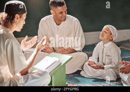 Enfant musulman, mosquée et coran avec enseignant pour l'apprentissage spirituel, le développement ou la croissance sur tapis. Enseignement islamique, homme et garçon pour le culte sacré, livre ou lecture pour la foi, l'islam ou l'étude au Qatar Banque D'Images