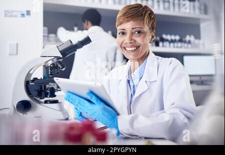 Science, tablette et femme en laboratoire, recherche et santé avec analyse numérique. Femme chercheuse, scientifique et experte en diagnostic médical, guérison et innovation pour les données en ligne et la focalisation. Banque D'Images