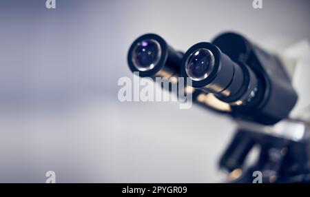 Microscope, science et maquette avec des outils en laboratoire pour la recherche scientifique, la vision et l'expérience. Innovation avec l'analyse médicale, la technologie et la molécule, la biotechnologie et les particules en laboratoire. Banque D'Images