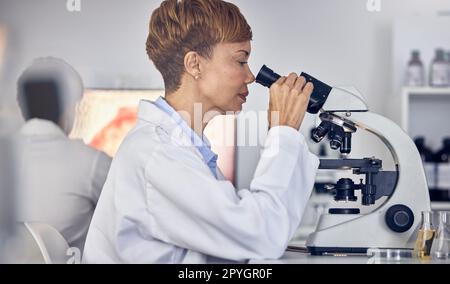 Science, laboratoire et femme noire avec microscope, recherche pour le développement de vaccins. Soins de santé, innovation médicale et scientifique senior femme dans le laboratoire hospitalier regardant les résultats des tests pharmaceutiques Banque D'Images