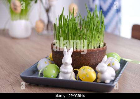 Décoration de pâques maison.Avoine verte, lapins décoratifs et œufs Banque D'Images