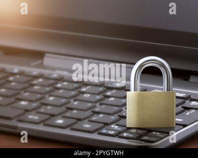 Concept de sécurité informatique. Cadenas déverrouillé sur le clavier de l'ordinateur portable. Banque D'Images