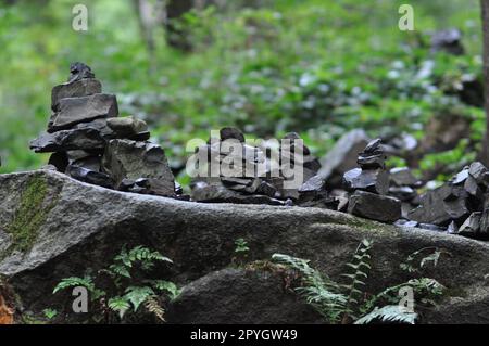 Gros plan de pierres de carrière empilées en équilibre dans la vallée d'Oker, dans les montagnes de Harz en Allemagne Banque D'Images