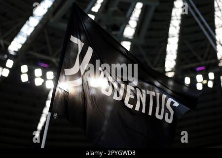 Turin, Italie, 3rd mai 2023. Un drapeau de la marque Juventus est brandi lors du match série A à l'Allianz Stadium de Turin. Le crédit photo devrait se lire: Jonathan Moscrop / Sportimage Banque D'Images