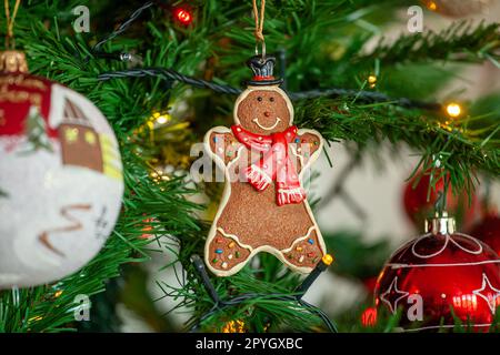 La pendaison d'épice sur arbre de Noël avec des boules et des lumières. Banque D'Images