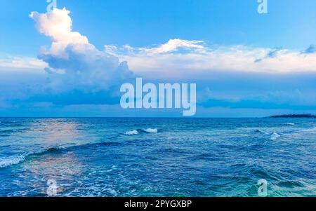 Belle soirée coucher de soleil à la plage côte mer et eau Mexique. Banque D'Images