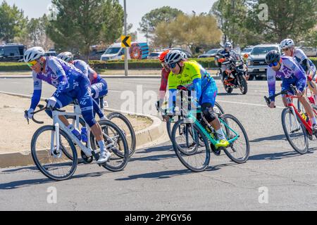 Victorville, CA, Etats-Unis – 26 mars 2023 : course cycliste sur route pour hommes tournant au coin d’un événement organisé par Majestic Cycling à Victorville, Californie. Banque D'Images