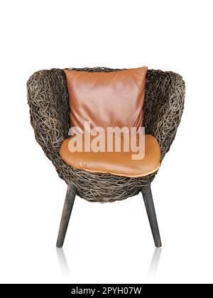 Chaise confortable en osier isolée sur fond blanc Banque D'Images