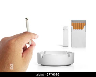 Une cigarette dans une main, un paquet de cigarettes, un cendrier et des briquets isolés sur fond blanc Banque D'Images