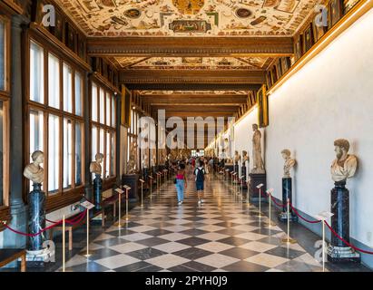 Couloir est (en italien 'Corridoio di Levante') dans la Galerie des Offices, avec des statues et des touristes, centre-ville de Florence, région Toscane, Italie Banque D'Images