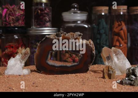 Corail agatisé avec points de cristal de quartz sur la table de méditation Banque D'Images