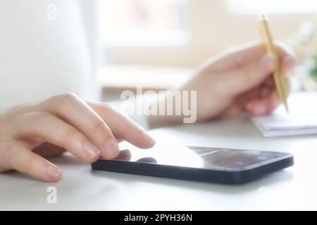 Banque, pièces de monnaie et mobile dans les fichiers fiscaux pour l'exercice financier ou de consultation au bureau de travail ou à la maison. Économie, argent et comptable travaillant sur les documents corporatifs et l'administration pour la gestion. Banque D'Images