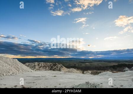 paysage avec une carrière de chaux et des nuages colorés au coucher du soleil Banque D'Images