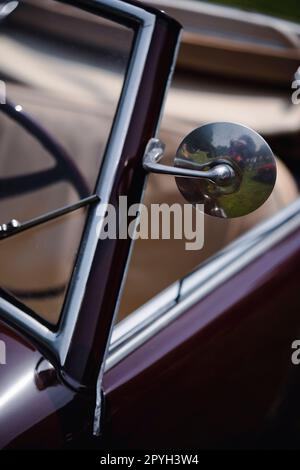 Rétroviseur rond sur une voiture d'époque Banque D'Images