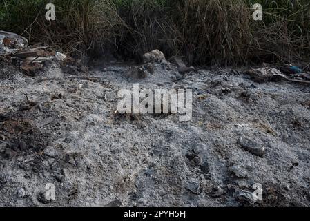 pile de cendres sur le sol de la benne à ordures Banque D'Images