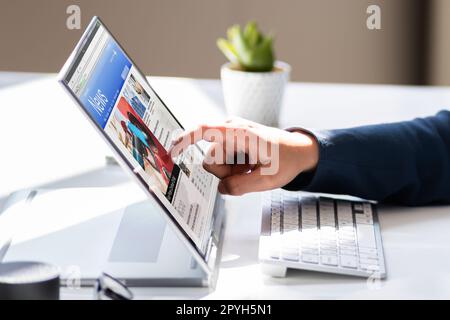 Regarder des nouvelles à l'écran. Lecture du site Web du journal Banque D'Images