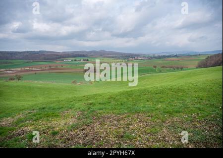 Odenwald Ronneburg vue sur le paysage naturel depuis le château de Ronneburg par temps nuageux, Allemagne Banque D'Images