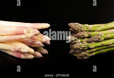 Grappes d'asperges blanches et vertes fraîches Banque D'Images