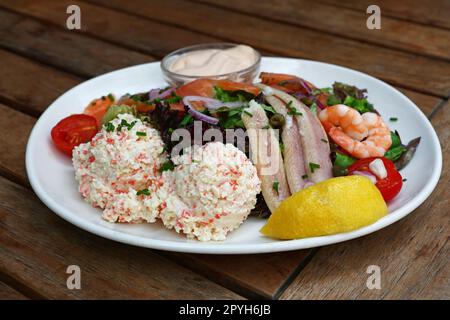 Plateau de fruits de mer froids et fumés sur une table en bois Banque D'Images