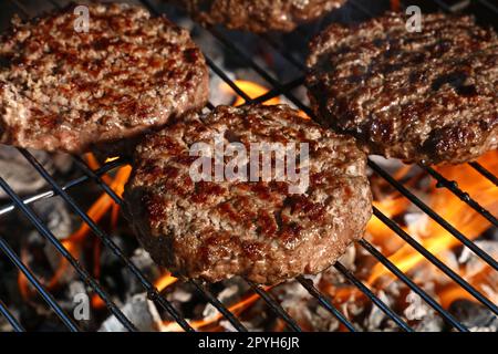 Hamburger de bœuf pour hamburger sur barbecue à flamme Banque D'Images