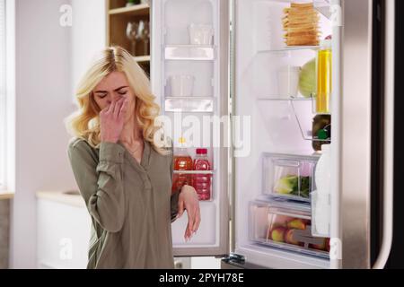 Nourriture pourrie mauvaise odeur ou puanteur dans le réfrigérateur Banque D'Images