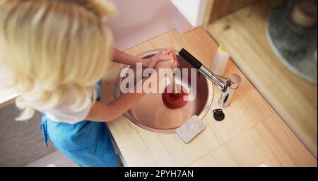 Nettoyage du siphon de vidange obstrué dans l'évier de cuisine Banque D'Images