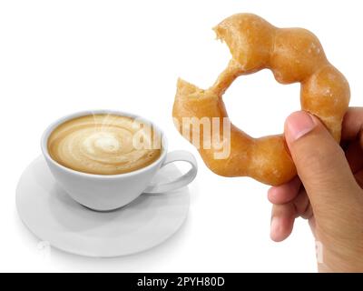 Beignet dans la main de l'homme et café chaud isolé sur fond blanc Banque D'Images