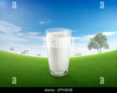 Lait frais en verre et paysage flou avec vache sur prairie. Lui Banque D'Images