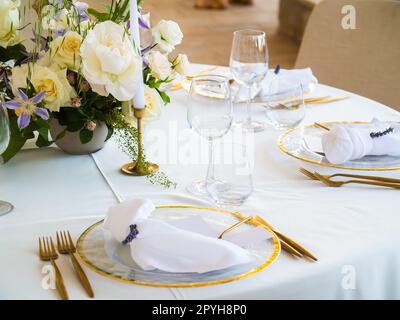 Table de réception de mariage élégante de luxe et table centrale florale - banquet de mariage et événement extérieur Banque D'Images