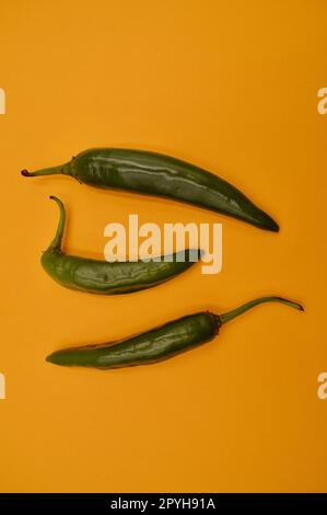 Piments verts de Cayenne sur un fond Uni Banque D'Images