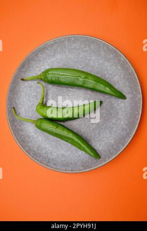 Piments verts de Cayenne sur un fond Uni Banque D'Images