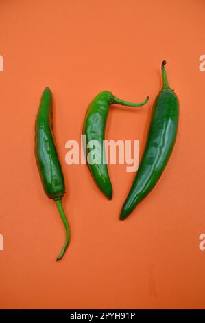 Piments verts de Cayenne sur un fond Uni Banque D'Images