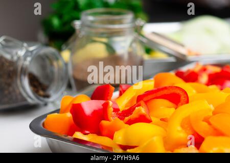 Ingrédients hachés pour préparer des ragoûts de légumes orientaux. Paprika, pommes de terre, oignons, tomates, ail, poivrons, épices. Banque D'Images