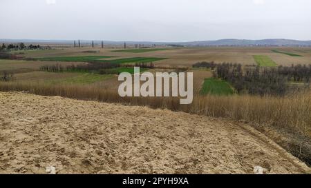 Champ fraîchement labouré. Terres arables avec un sol fertile pour la plantation de blé. Paysage rural en Serbie, Balkans, à savoir Fruska Gora de Sremska Mitrovica. Sillons et fosses. Travaux agricoles préparatoires Banque D'Images