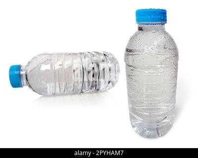 Petite bouteille d'eau en plastique avec gouttes d'eau. isolé sur un fond blanc Banque D'Images