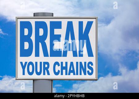 Gros plan sur un panneau d'affichage blanc contre un ciel bleu nuageux avec le message « Break Your Chains » écrit au milieu. Banque D'Images
