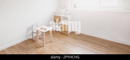 Chambre blanche pour enfants, tons pastel, style scandinave minimaliste. Banque D'Images