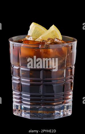 Verre de cola froid rafraîchissant avec de la glace Banque D'Images