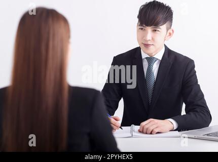 Gestionnaire d'entreprise interviewant les jeunes femmes candidates au bureau Banque D'Images
